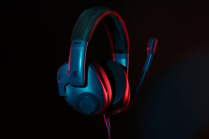 This comfy gaming headset that can play audio from two sources is $25